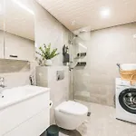 Stylish 2br With Balcony, Free Parking, 24h Shop Helsinki