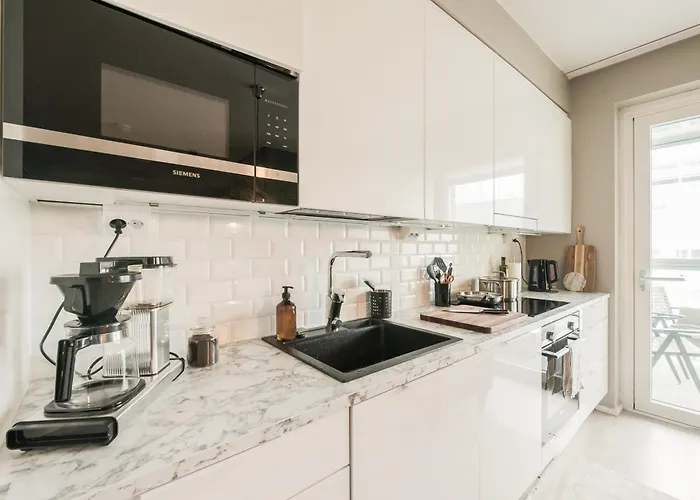 Stylish 2br With Balcony, Free Parking, 24h Shop * هلسنكي