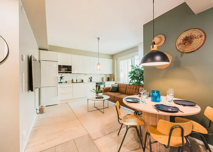 Stylish 2br With Balcony, Free Parking, 24h Shop * هلسنكي